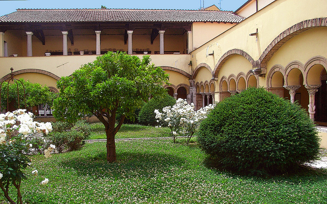 Chiostro di Santa Sofia a Benevento. Foto (CC) di hillman54 su Flickr