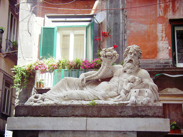 statua del nilo al centro storico di napoli