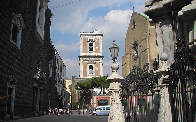 la basilica di santa chiara vista da piazza del gesù