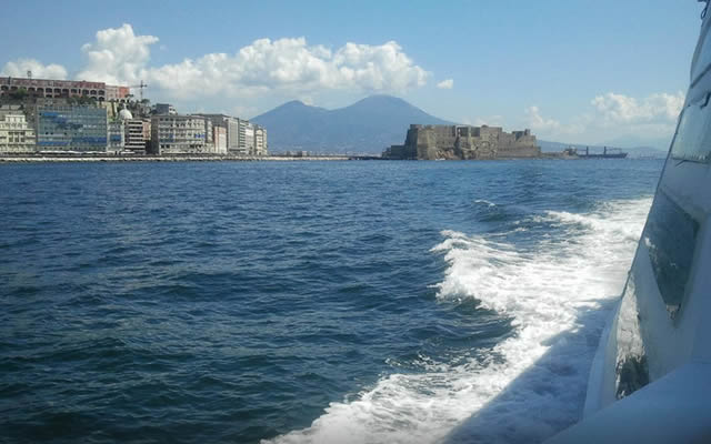 Batò Muscio il battello low cost nelle acque del Golfo di Napoli