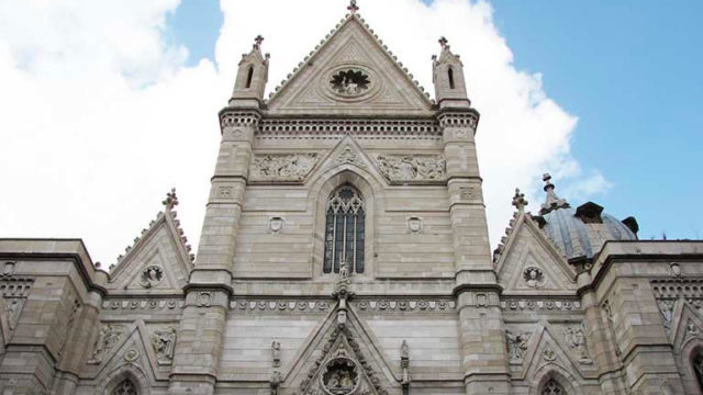 La facciata anteriore del Duomo di Napoli