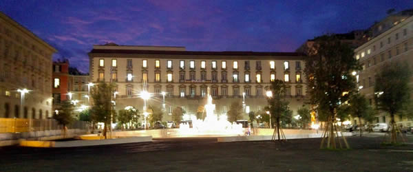 piazza-municipio-napoli-di-notte