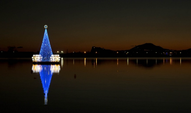 L'albero di Natale galleggiante sul lago Miseno