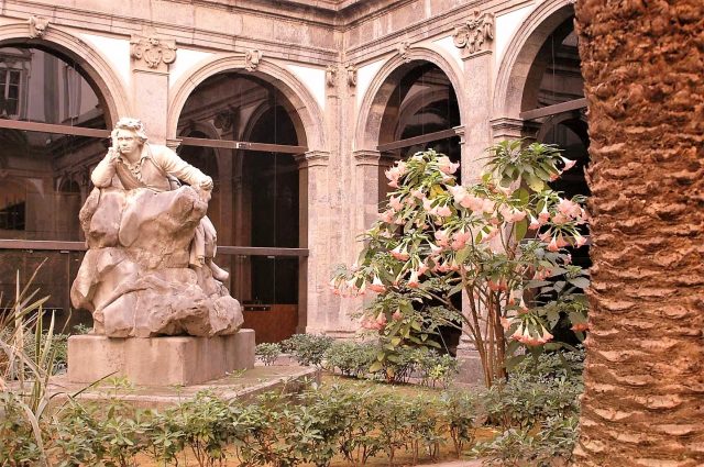 le statue e gli archi del giardino del conservatorio di san pietro a majella
