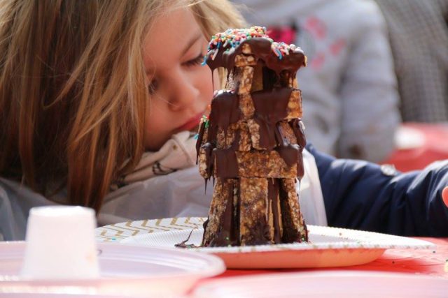 una bambina che cucina il torrone di cioccolato