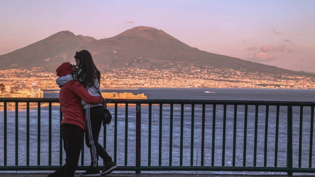 Innamorati davanti al panorama di Napoli