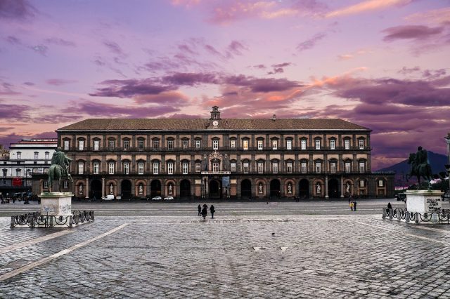 Palazzo Reale di Napoli al tramonto