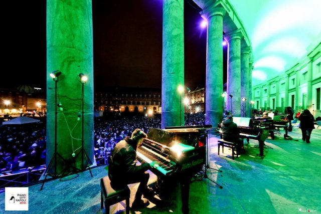 Concerto pianoforti a Piazza Plebiscito a Napoli