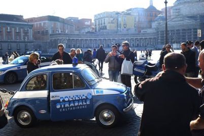 A-Napoli-una-vecchia-Fiat-500-della-Polizia-Stradale-con-il-Presepe.jpg