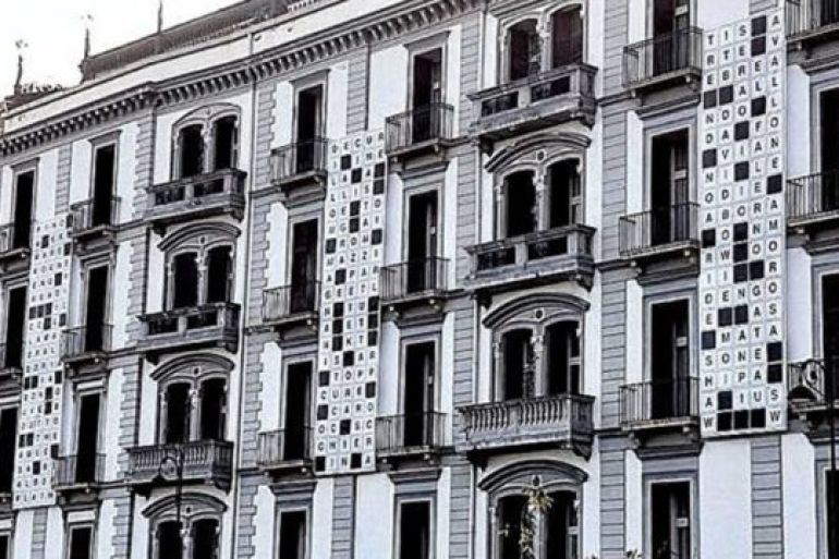 Cruciverba-gigante-sulla-facciata-del-Grand-Hotel-Parker’s-di-Napoli.jpg
