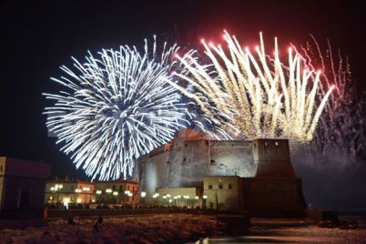 Fuochi-d’artificio-sul-Lungomare-di-Napoli-Festa-di-Piedigrotta-20115.jpg