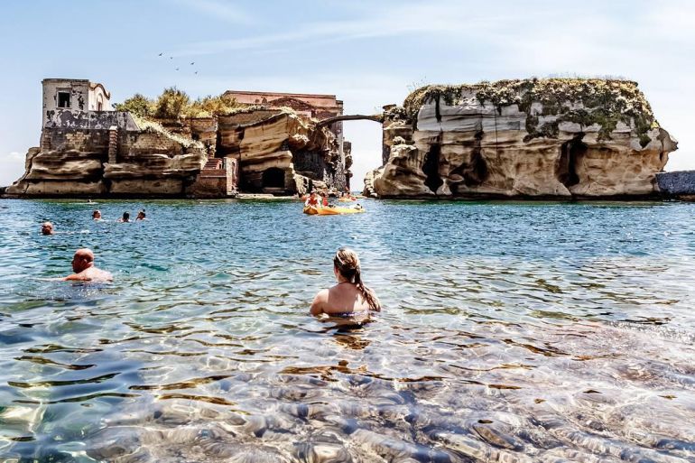 Le-8-Spiagge-più-belle-di-Napoli-.jpg