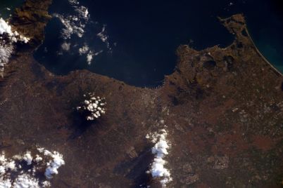 Napoli-dallo-spazio-il-saluto-dell’astronauta-Samantha-Cristoforetti.jpg