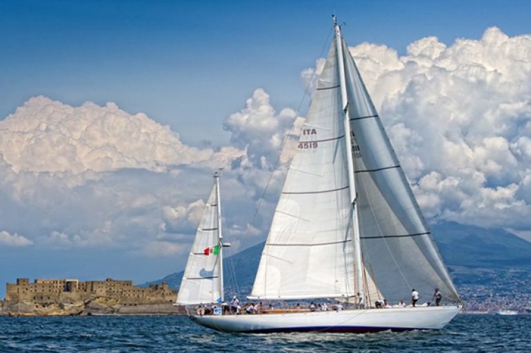 Velalonga-2015-regata-con-200-vele-nel-golfo-di-Napoli.jpg