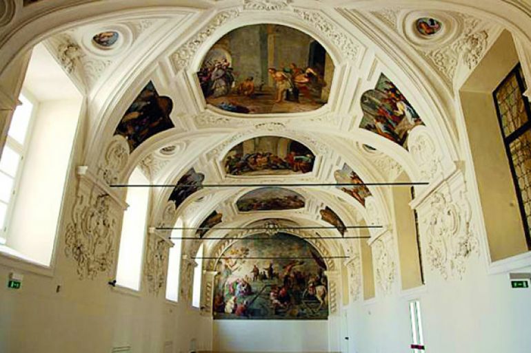 Visita-teatralizzata-nel-Chiostro-di-San-Domenico-Maggiore.jpg