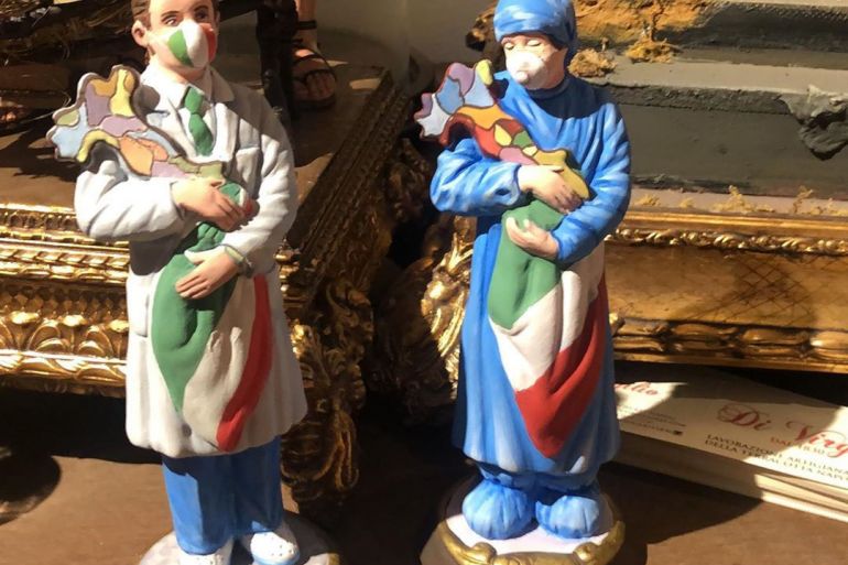 La statuetta dell'infermiera nel presepe di Seccia. Dono di Coldiretti e  Confartigianato