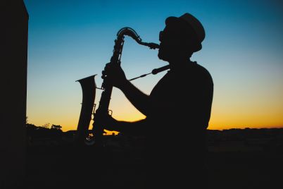silhouette-of-a-man-playing-saxophone-during-sunset-733767.jpg